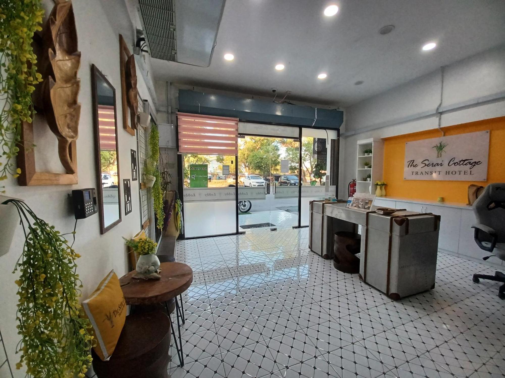 The Serai Cottage Transit Hotel カンポン・ゴン・バダック エクステリア 写真